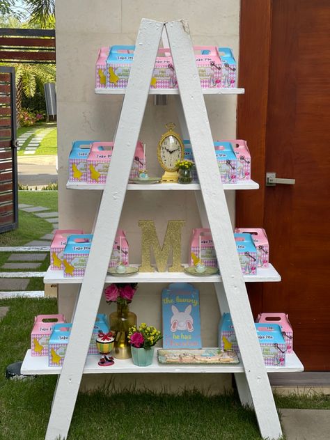 Goodie Bag Display Ideas, Giveaway Table Display, Favor Stand Ideas, Diy Party Favor Stand, Diy Party Props, Party Rental Ideas, Village Kids, Strawberry Shortcake Birthday, Outdoor Bar Sets