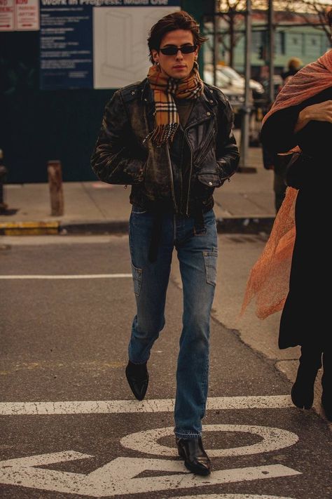 Muffler Men, 70s Fashion Men, Timberland Outfits, Street Style 2018, Men Street Style, New York Street Style, Timberland Style, Fashion Week 2018, Street Style Outfits Men