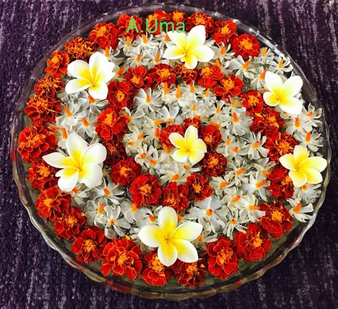 Water Rangoli With Flowers, Wedding Thaal, Water Rangoli, Floating Flower Centerpieces, Laxmi Pooja, Pookalam Design, Simple Flower Rangoli, Home Flower Decor, Flowers Jewellery