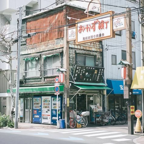 Japanese City Art Anime, Reference Perspective, Japan Neighborhood, Japanese Cityscape, Japanese Buildings, Building Aesthetic, Bg Design, Street Corner, Japan Street