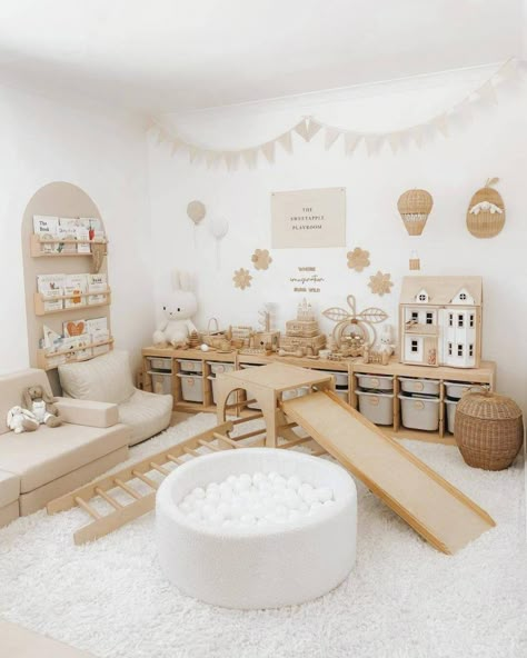 17 Minimalist Montessori Playroom Ideas for an Engaging & Organized Space — Montessori Theory Play Nook, Furniture Nursery, Organization Nursery, Small Playroom, Designer Bedroom, Baby Playroom, Montessori Playroom, Room Girl, Kids Playroom Decor