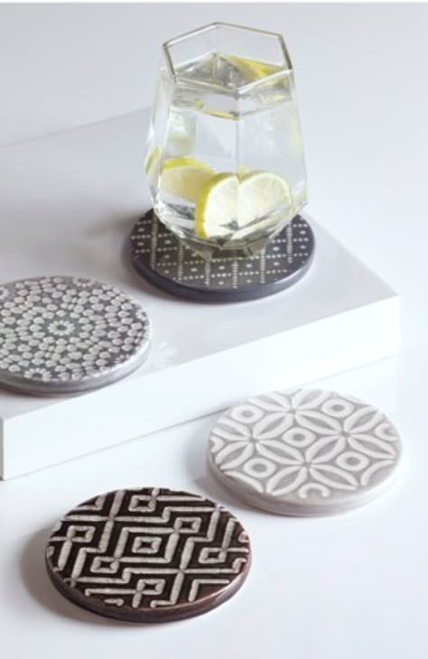 Lounge Diner, Coaster Holders, Pottery Coasters, Black Coasters, Cerámica Ideas, Lounge Ideas, Pottery Inspiration, Tea Coaster, Keramik Design