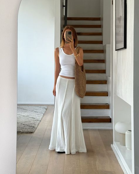 6 ways to wear a white tank top | Instagram White Tank Top Outfit, White Skirt Outfits, Outfit Modest, Ootd Women, Maxi Lace Skirt, Stockholm Street Style, Vacay Outfits, Maxi Skirt Outfits, Paris Street Style