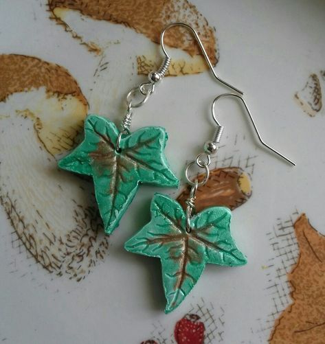 Ivy earrings made from air dry clay. Air Dry Clay Jewelry Diy Necklaces, Dry Clay Jewelry, Air Dry Clay Jewelry, Dry Clay Earrings, Air Dry Clay Earrings, Ivy Earrings, String Earrings, Clay Inspo, Clay Moulding