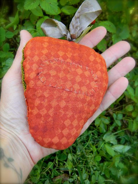 Notforgotten Farm : strawberries Notforgotten Farm, Folk Art Embroidery, Art Embroidery, Punch Needle, Rug Hooking, Embroidery Applique, Pot Holders, Strawberries, Folk Art