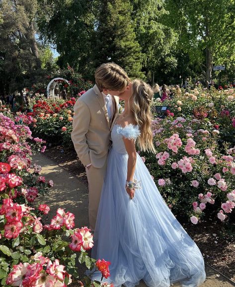 Prom Couples Blue Dress, Couple Ball Outfit, Prom Color Themes Couples, Elegant Prom Pictures, Prom Couples Outfits Blue, Blue Dress Prom Couple, Ball Couple Outfit, Cute Couple Pics Prom, Professional Prom Photos