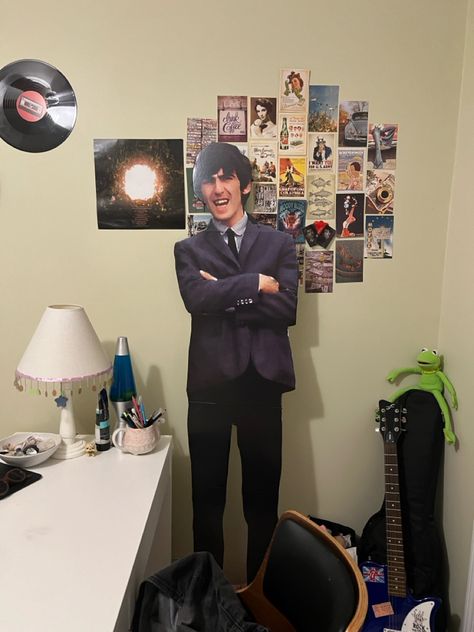 george harrison cutout in my room 😛😛😛 George Harrison Style, George Harrison Wallpaper, Beatles Bedroom, Beatles Room, George Harrison Art, Plastic Ono Band, Beatles Funny, Guys Trip, Travelling Wilburys