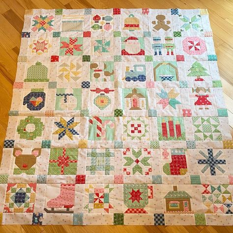 Lori Holt Vintage Christmas Quilt, Vintage Christmas Quilt, Lori Holt, Holiday Quilts, Christmas Quilts, Christmas Quilt, Sewing And Quilting, Cozy Christmas, Christmas Cheer