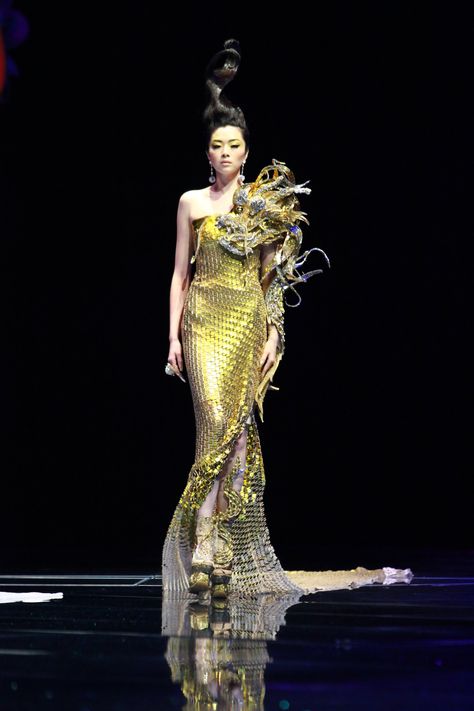 The scene_Legend of the Dragon_rose Gao Pei Haute Couture, Chinese Dragon Fashion, Chinese Dragon Clothes, Chinese Dragon Dress, Dragon Inspired Outfits, Sangjit Dress, Dragon Outfit, Dragon Clothes, Dragon Fashion