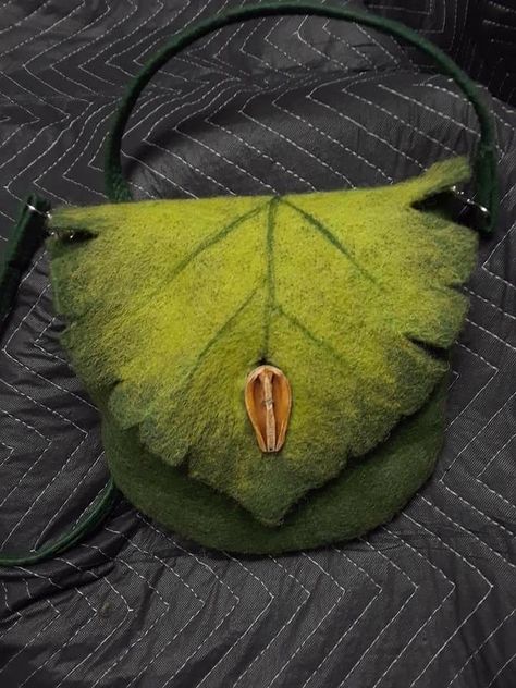 Wet Felted Purse, Tovad Ull, Wool Purse, Felt Fashion, Felt Tote, Felted Handbags, Needle Felting Diy, Wool Felt Projects, Wet Felting Projects