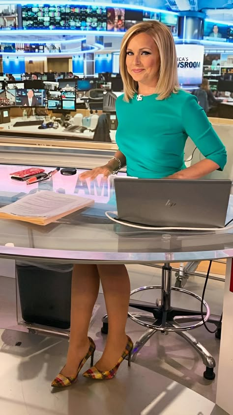 Dress And Stockings, Sandra Smith, Female News Anchors, Amazing Food Hacks, Katie Couric, Top Celebrities, News Anchor, Famous Women, Blonde Beauty