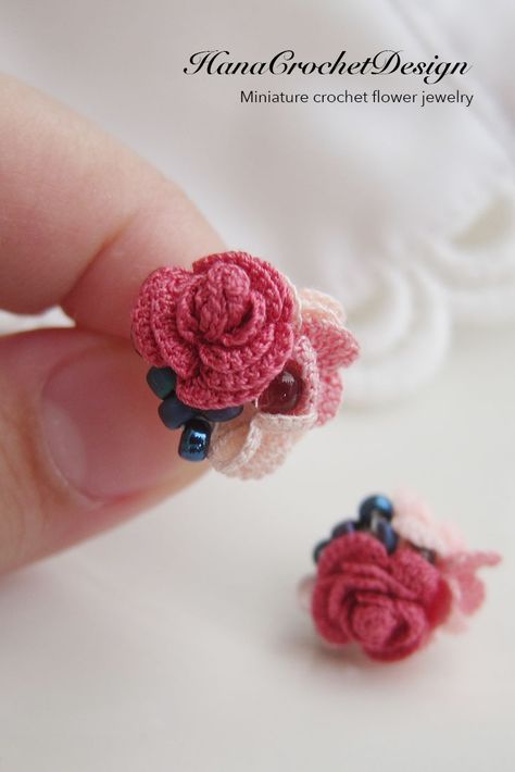 miniature crochet rose stud earrings - miniature crocheted rose with Japanese beads - crochet thread Diy Crochet Rose, Crochet Ring Patterns, Crochet Puff Flower, Beau Crochet, Knit Headband Pattern, Crochet Rings, Rose Tutorial, Crochet Earrings Pattern, Crocheted Flowers