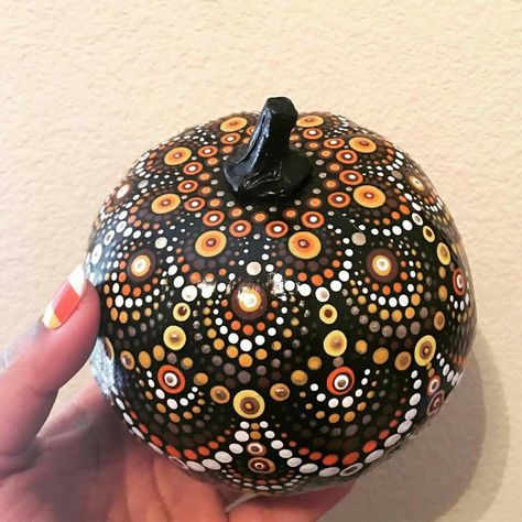 Dot Mandala Pumpkins, Dot Painting On Pumpkins, Pumpkin Dot Painting, Dot Painting Pumpkin, Pretty Pumpkin Painting Ideas, Dot Art Pumpkin, Pumpkin Dot Art, Pretty Painted Pumpkins, Dot Painted Pumpkins