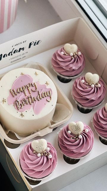 Cupcakes For Women Birthday, Bento Box Cake With Cupcakes, Tortas Astetics, Happy Birthday Torte, Birthday Cupcakes For Women, Mini Torte, Cupcake Cake Designs, Torte Cupcake, Cute Cake