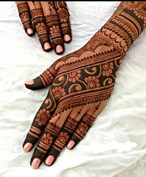 Beautiful Simple Mehndi Design, Rajasthani Mehndi Designs, Engagement Mehndi Designs, Mehndi Decor, Stylish Mehndi Designs, Latest Bridal Mehndi Designs, Mehndi Designs Front Hand, Latest Simple Mehndi Designs, Circle Mehndi Designs