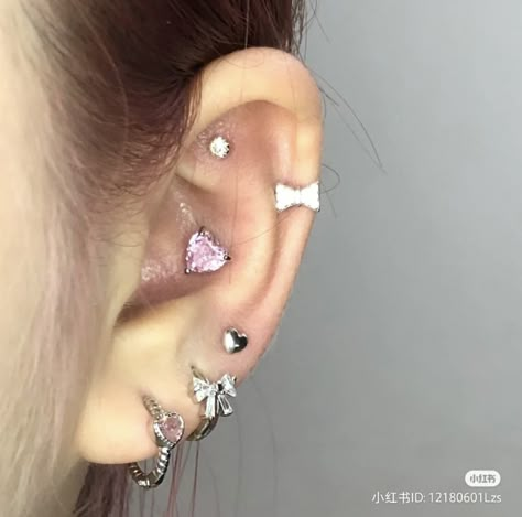 Ear Piercings Coquette, Douyin Ear Piercing, Pink Piercing Aesthetic, Ear Piercings Hello Kitty, Idol Ear Piercing, Earring Arrangement Ideas, Asian Ear Piercing, Pink Ear Piercings, Lobe Ear Piercing Ideas