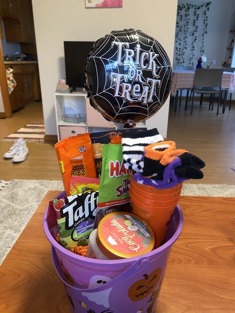 Boo Basket Soda Cakes, Cake Gift Basket, Soda Cake, Boo Baskets, Gifts Baskets, Halloween Party Treats, Best Gift Baskets, Beer Cake, Birthday Gifts For Boyfriend Diy