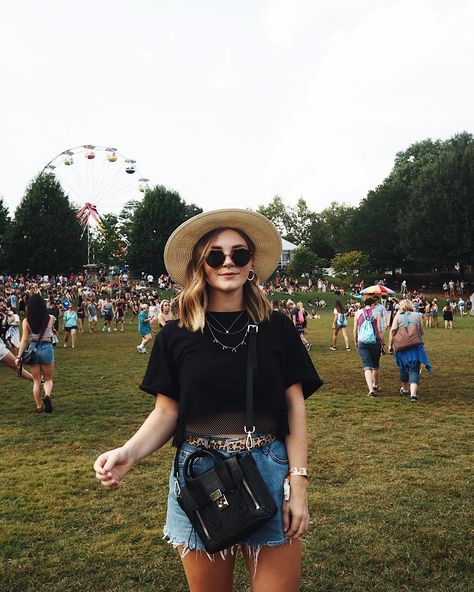 Comfy Festival Outfit Simple, Converse Festival Outfit, Comfortable Festival Outfits Casual, Festival Outfits In Your 30s, Day Festival Outfit Casual, Black Coachella Outfit Ideas, Food Festival Outfits, Coachella Outfit Casual, Midsize Festival Fashion