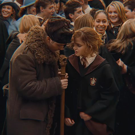 Krum And Hermione, Viktor Krum, Harry Potter Wall, Welcome To Hogwarts, Buku Harry Potter, The Goblet Of Fire, Images Harry Potter, Hogwarts Aesthetic, Golden Trio