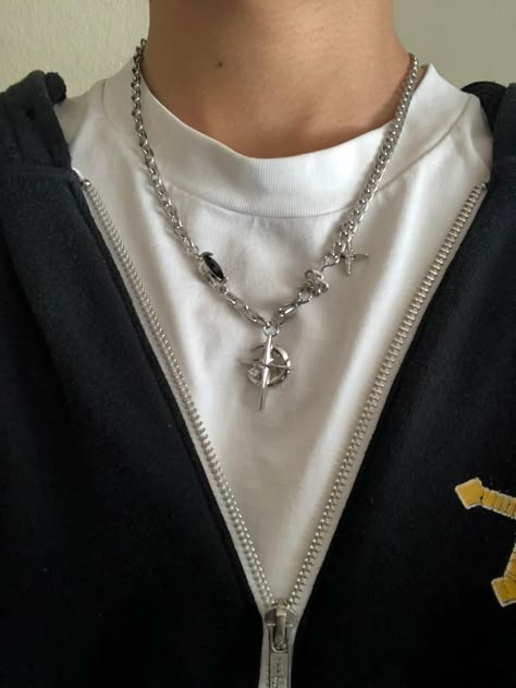 Chains Men Outfit, Outfits With Cross Necklace, Pocket Chain Outfit, Y2k Chains Men, Jewelry Men Necklace, Men Necklace Outfit, Aesthetic Accessories Men, Aesthetic Chains Necklace, Men Accessories Aesthetic