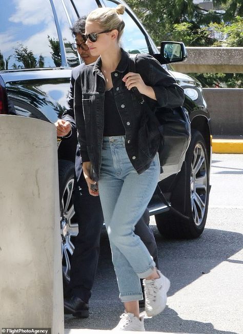 Black Jean Jacket Outfit, Black Jean Jacket Outfits, Black Denim Jacket Outfit, Black Jacket Outfit, Double Denim Outfit, Celebrity Airport Style, Dark Denim Jacket, Black Jean Jacket, Famous Outfits