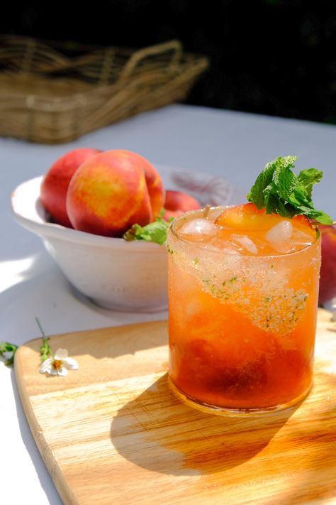 With fresh peaches, aperol, and a delicious honey salt rim, this margarita recipe makes the perfect summer cocktail! Cocktails With Popsicles, Aperol Margarita, Summer Mocktails, Peach Honey, Peach Margarita, Peach Cocktail, Cocktail Summer, Cocktails To Try, Fresh Peaches