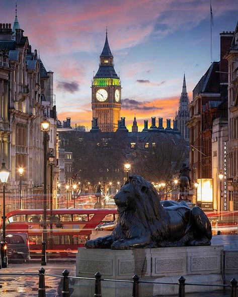 ✨Hi friends! How are you doing? Follow our account about life in Paris @pariscityworld ! New photos every day! 😉✨ 📷Fantastic shot by… Trafalgar Square London, London Aesthetic, Destinations Travel, Trafalgar Square, City Of London, London Town, Visit London, London Photos, London Life