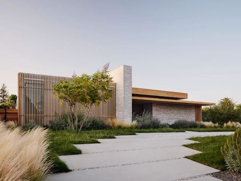 Brick, Steel, and Wood: Sculpting Intimacy in a Modern Californian House - Mid Century Home Modern House Wood, Californian House, Walker Workshop, Walnut House, Wood Sculpting, Courtyard Pool, San Gabriel Mountains, Landscape Elements, Architecture Building Design