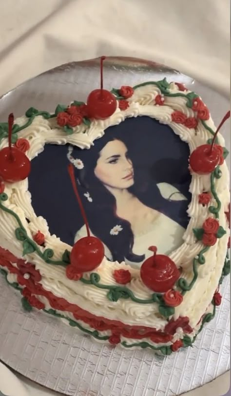 Chief Keef Birthday Cake, Lana Del Rey Heart Cake, Lana Cake Ideas, Lana Del Rey Bday Cake, Lana Del Rey Cake Aesthetic, Lana Birthday Party, Lana Birthday Cake, Lana Del Rey Cake Birthday Ideas, Cute 18th Birthday Cakes