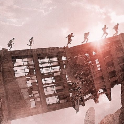 Maze Runner 1, Dystopian Aesthetic, Maze Runner The Scorch, Apocalypse Aesthetic, Maze Runner Trilogy, Maze Runner Cast, Dystopian Books, The Scorch, Maze Runner Series