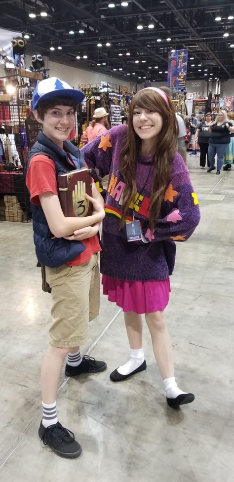 Dipper Gravity Falls Costume, Mabel And Dipper Cosplay, Megacon Outfits, Dipper And Mabel Cosplay, Mabel Gravity Falls Costume, Sibling Cosplay Ideas, Cosplay Best Friends, Duo Costumes Best Friends, Matching Cosplay Ideas