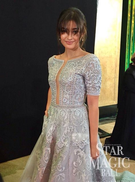 Star Magic Ball 2016 Liza Soberano stuns the crown with her dove grey ball gown. Liza Soberano Short Hair, Organza Ball Gown With Sweetheart Neckline For Debutante Ball, Luxury Organza Ball Gown With Sweetheart Neckline, Grey Ballgown, Abscbn Ball Filipiniana, Grey Ball Gown, Star Magic Ball Gowns, Star Magic Ball, Star Magic Ball 2019 Filipiniana