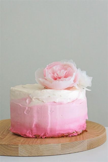 www.piccolielfi.it Genoise Cake, Ombre Cake, Cupcake Cake, Gorgeous Cakes, Love Cake, White Cake, Fancy Cakes, Strawberries And Cream, Pretty Cakes