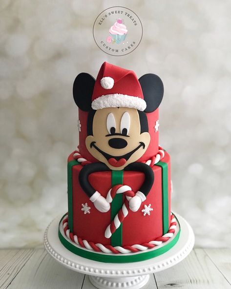 Mickey Christmas Cake, Mickey Mouse Christmas Cake, Christmas Birthday Cakes For Boys, Disney Christmas Birthday, Christmas Birthday Cake, Γενέθλια Mickey Mouse, Second Birthday Cakes, Mickey Mouse Birthday Cake, Christmas Themed Cake