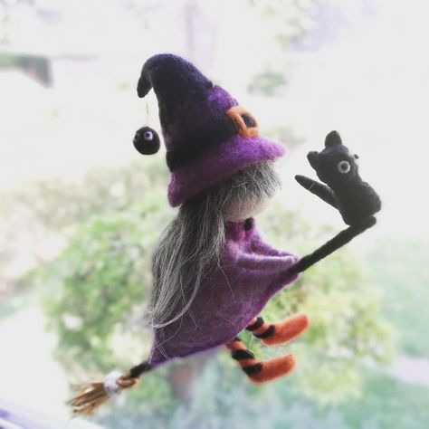 Felt Witch Doll, Needle Felted Witches, Needle Felted Witch, Halloween Felt Crafts, Felt Witch, Easy Felt Crafts, Felted Crafts, Needle Felted Ornaments, Pagan Crafts