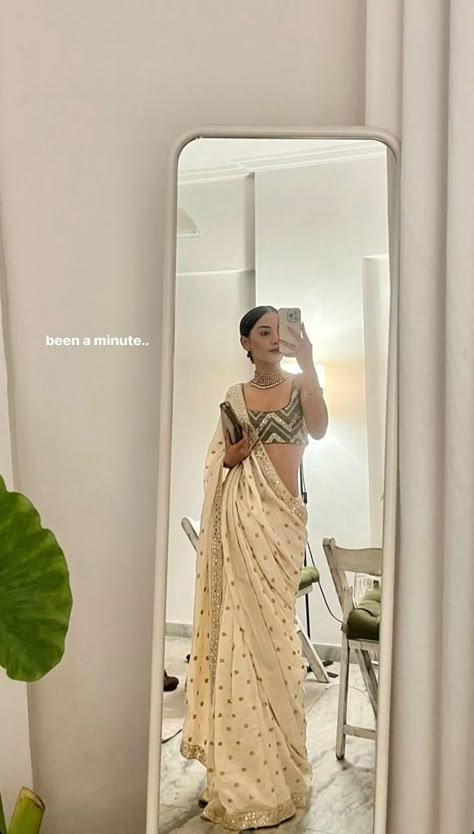 Casual Chic Indian Outfits, Modern Ethnic Outfits, Casual Saree Look, Saree Mirror Selfie, Aesthetic Saree, Saree Aesthetic, Indian Fits, Desi Vibes, Corset Fashion Outfits