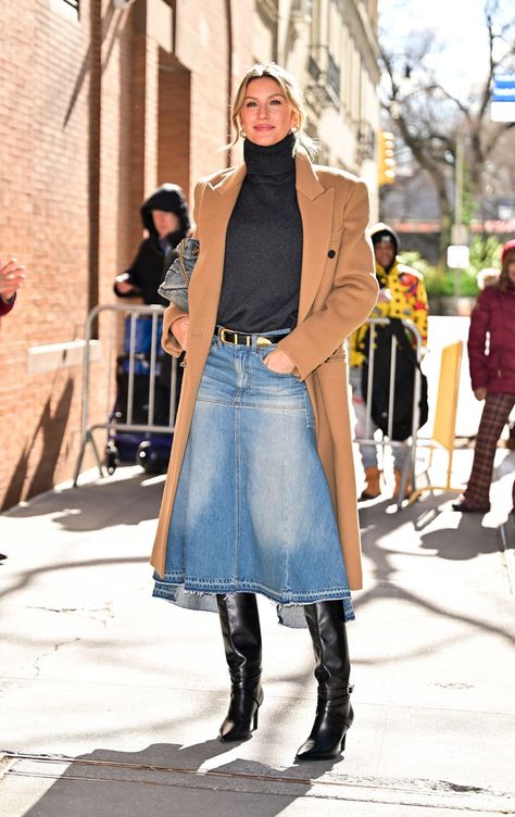 Fall Outfits 2025 Trends, Aline Denim Skirt Outfits, Fall Skirts 2024, Flared Denim Skirt Outfit, Styling A Denim Skirt, Denim Maxi Skirt Outfits, Denim Midi Skirt Outfit Fall, 2024 Street Fashion, How To Style Long Denim Skirt