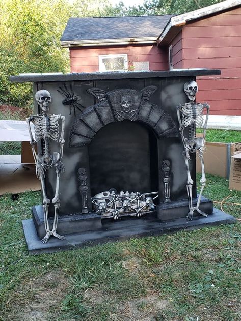 Creepy Fireplace, Vampire Halloween Decor, Diy Halloween Fireplace, Halloween Fireplace, Scary Halloween Decorations Outdoor, Halloween Yard Art, Halloween Outside, Halloween Craft Projects, Halloween Props Diy