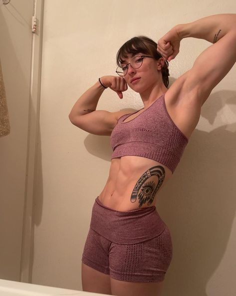 When you accidentally leave the gym without getting a picture of your sick pump so you have to settle for a picture at home 😔 sux. I did… Lean Woman, Lean Beef Patty, Gym Poses, Buff Women, Beef Patty, Lean Beef, Fitness Inspiration Body, Lean Body, Gym Inspiration