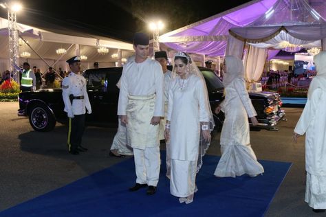 Tunku Aminah Wedding, Baju Kahwin Songket, Tunku Aminah, Malay Wedding Dress, Baju Kahwin, Pregnant Princess, Minimal Wedding Dress, Muslimah Wedding, Malay Wedding