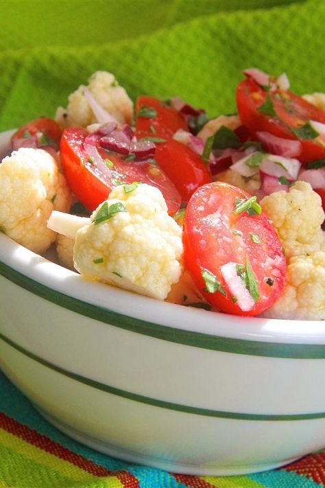 Crunchy Cauliflower and Tomato Salad | "This salad is very good. Something different to do with cauliflower." #saladrecipes #salads #saladideas Crunchy Cauliflower, Winter Salad Recipes, Fresh Tomato Recipes, Tomato Salad Recipes, Resep Salad, Crunchy Salad, Winter Salad, Tomato Salad, Dinner Salads