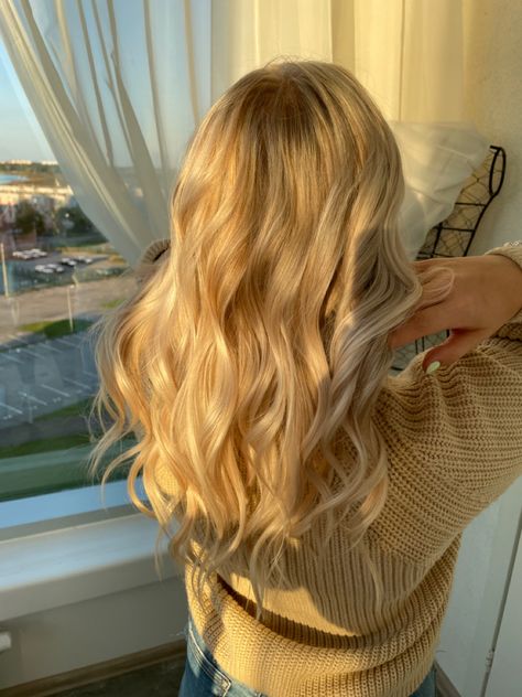 Long Wavy Golden Blonde Hair, Golden Wavy Hair, Curly Blonde Hair Aesthetic Faceless, Golden Hair Aesthetic, Seren Aesthetic, Golden Blonde Curly Hair, Gold Curly Hair, Gold Blonde Hair, Yellow Blonde Hair