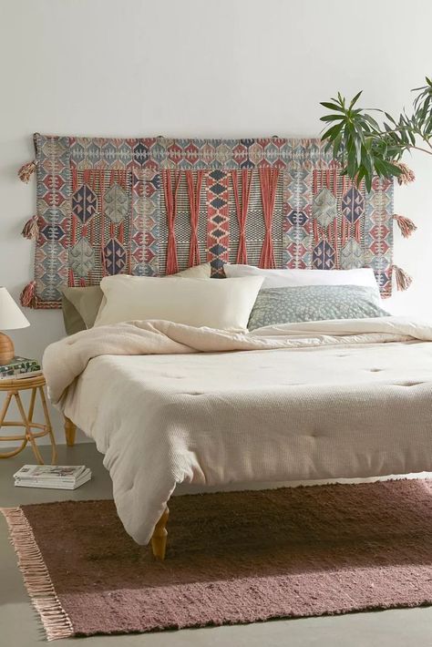 urban headboard Jute Headboard, Black Headboard Bedroom Ideas, Istanbul Apartment, Black Headboard Bedroom, Headboard Bedroom Ideas, Bohemian Chic Bedroom, Woven Headboard, Hanging Headboard, Western Motifs