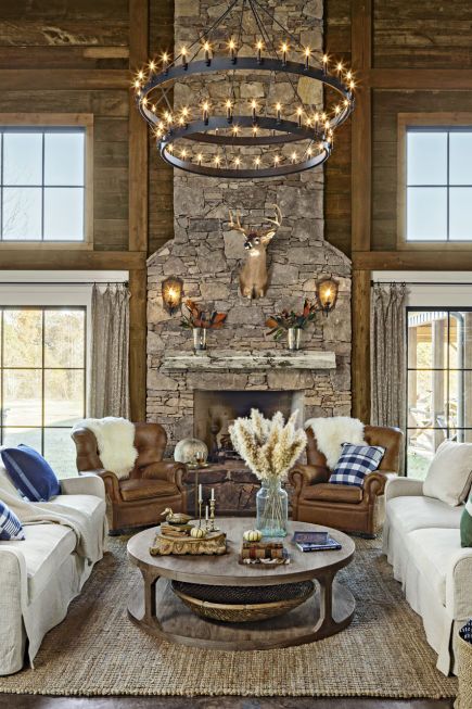 A stunning two-tier, 54-bulb chandelier dresses up the living room in this modern Mississippi barn, which boasts 20-foot-high ceilings. Interior Design Country, Chic Chandelier, Nice Houses, Farmhouse Chandeliers, Rustic Farmhouse Living Room, Living Room Decor Rustic, Chandelier Decor, Coastal Living Rooms, Farmhouse Chandelier