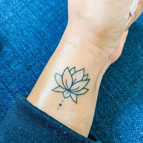 Small Wrist Tattoo, Cute Tattoos On Wrist, Tiny Wrist Tattoos, Cool Wrist Tattoos, Flower Wrist Tattoos, Butterfly Tattoos For Women, Tattoos For Women Flowers, Wrist Tattoos For Guys, Best Tattoos For Women