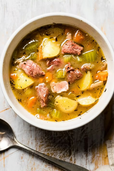 Prepare this gluten-free Irish lamb stew recipe in a single pot with simple ingredients and for a hearty comfort food full of flavor and nutrients! Irish Stew Recipe Traditional, Lamb Soup Recipes, Lamb Bacon, Irish Lamb Stew, Irish Stew Recipe, Lamb Stew Recipes, Irish Cooking, Irish Recipes Traditional, Irish Stew