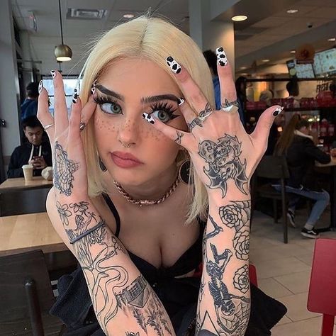 aesthetic boo 🦋 no Instagram: “Your Gangster Name: • First Letter Of Your Moms Name • Last 2 Letters Of Your Name • Middle 2 Letters Of Your Father’s Name( COMMENT IT )…” Tato Cat, Tato Dark, Tato Dog, Tato Cover, Couple Tato, Tato Design, Tattoed Women, Stylist Tattoos, Maggie Lindemann