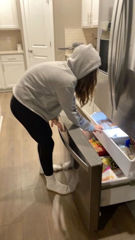 Friend sleepover Snacks Fridge, Best Friend Sleepover, Friend Sleepover, Outfit Inspirations For School, Fridge Kitchen, Pretty Blonde Hair, Snap Friends, Fake Account, Fotos Ideas