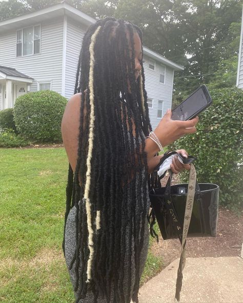 @_lovelylocsandlashesss on Instagram: “Black soft locs with a pop of blonde on this beauty😍😍😍 #dmvhairstylist #vahairstylist #softlocsdmv” Black And Brown Soft Locs, Black And Blonde Locs, Black Soft Locs, Burgundy Background Aesthetic, Hair Inches, Future Hairstyles, Hair Inspired, Bob Hair Color, Soft Locs