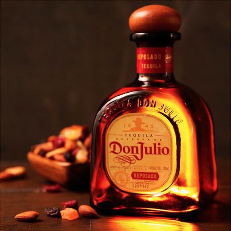 Entre tantos, no queda más remedio que destacar:  ***DON JULIO*** (Tequila reserva reposado) Don Julio Reposado, Flyers Ideas, Don Julio Tequila, Bottles Design, High Spirits, Brown Bottles, Alcohol Bottles, Elements Of Style, Jack Daniels Whiskey Bottle